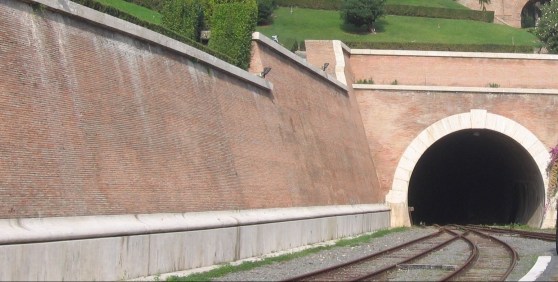 vatikan_tunnel-e1550774944634.jpg